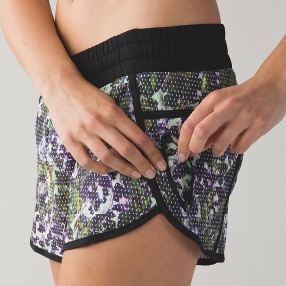 ⭐️HP⭐️Sz4 Lululemon Tracker Short III  floral sport white multi/ black  EUC - Picture 2 of 9